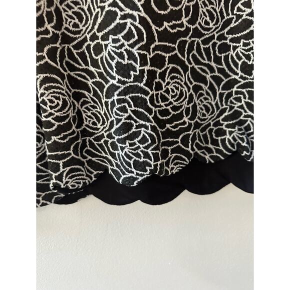 Elle Top Women's Medium Black White Embroidered Floral Textured Crewneck - Picture 4 of 7